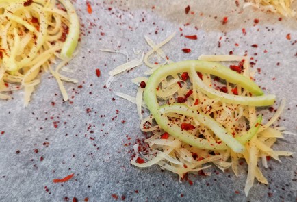 Фото шага рецепта Сырные кеточипсы с томатом и луком 152912 шаг 7  