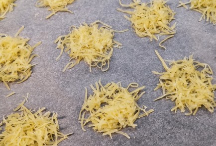 Фото шага рецепта Сырные кеточипсы с вялеными томатами 173346 шаг 1  