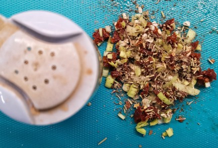 Фото шага рецепта Сырные кеточипсы с вялеными томатами 173346 шаг 6  