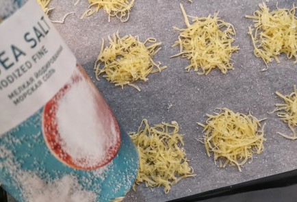 Фото шага рецепта Сырные кеточипсы с вялеными томатами 173346 шаг 7  