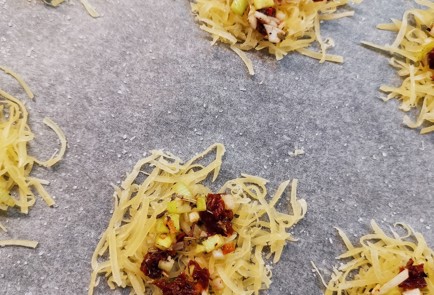 Фото шага рецепта Сырные кеточипсы с вялеными томатами 173346 шаг 8  