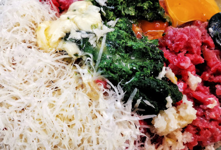 Фото шага рецепта Сырные котлеты со шпинатом и сливочным маслом 152090 шаг 2  