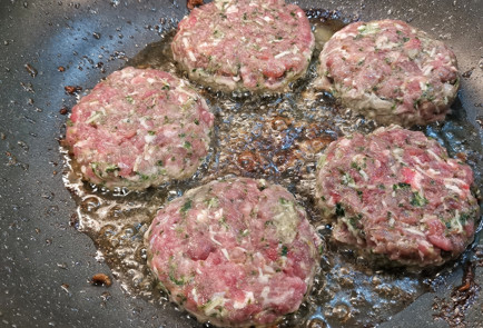 Фото шага рецепта Сырные котлеты со шпинатом и сливочным маслом 152090 шаг 4  