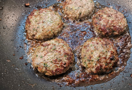 Фото шага рецепта Сырные котлеты со шпинатом и сливочным маслом 152090 шаг 5  