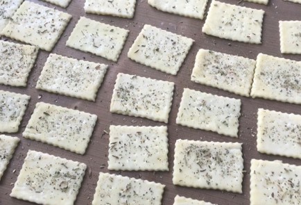 Фото шага рецепта Сырные крекеры 174344 шаг 10  