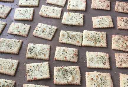 Фото шага рецепта Сырные крекеры 174344 шаг 11  