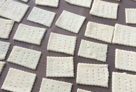 Фото шага рецепта Сырные крекеры 174344 шаг 9  