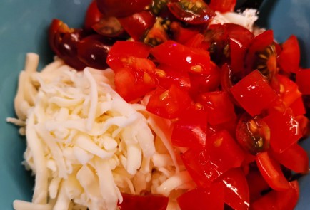 Фото шага рецепта Сырный сэндвич с помидорами на гриле 152238 шаг 3  