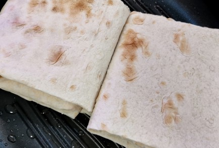 Фото шага рецепта Сырный сэндвич с помидорами на гриле 152238 шаг 7  