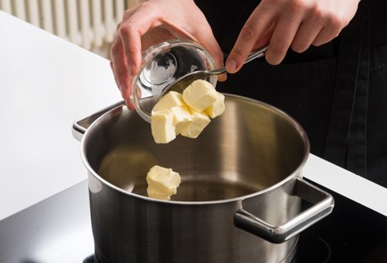 Фото шага рецепта Сырный соус 152340 шаг 2  