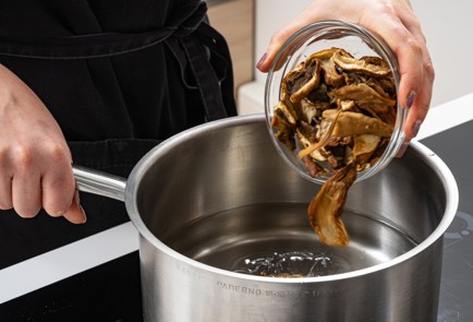 Фото шага рецепта Сырный суп с грибами 175462 шаг 2  