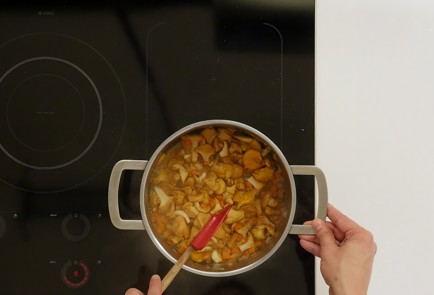 Фото шага рецепта Сырный суп с лисичками 125481 шаг 2  