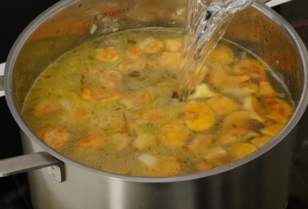 Фото шага рецепта Сырный суп с лисичками 125481 шаг 3  