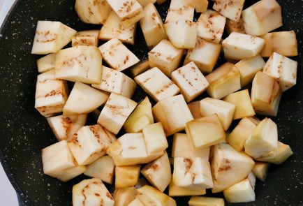 Фото шага рецепта Сытная яичница с овощами и базиликом 152745 шаг 1  