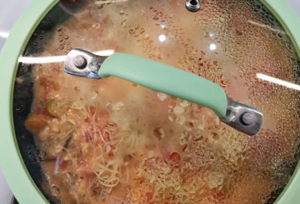 Фото шага рецепта Сытная яичница с овощами и базиликом 152745 шаг 10  