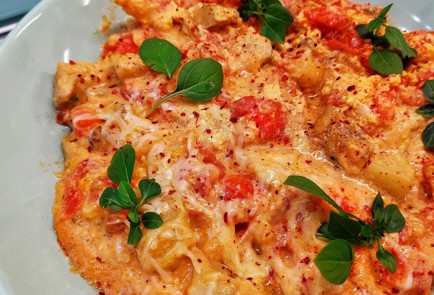 Фото шага рецепта Сытная яичница с овощами и базиликом 152745 шаг 11  