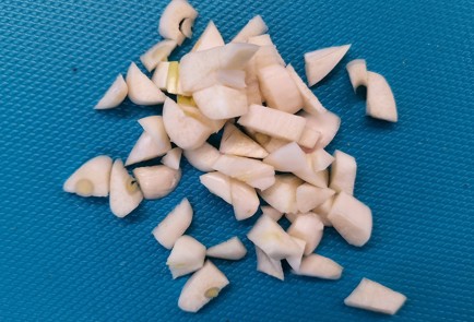 Фото шага рецепта Сытная яичница с овощами и базиликом 152745 шаг 2  