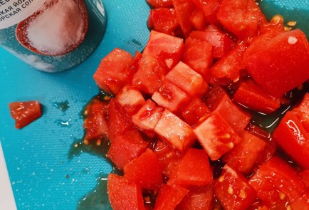 Фото шага рецепта Сытная яичница с овощами и базиликом 152745 шаг 3  