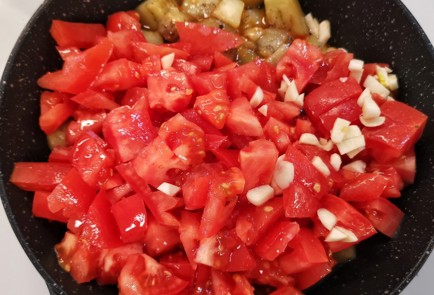 Фото шага рецепта Сытная яичница с овощами и базиликом 152745 шаг 4  