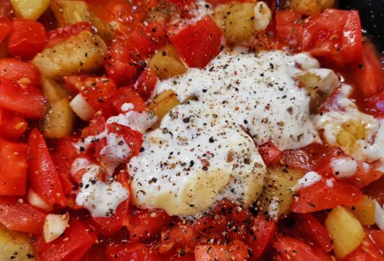 Фото шага рецепта Сытная яичница с овощами и базиликом 152745 шаг 5  