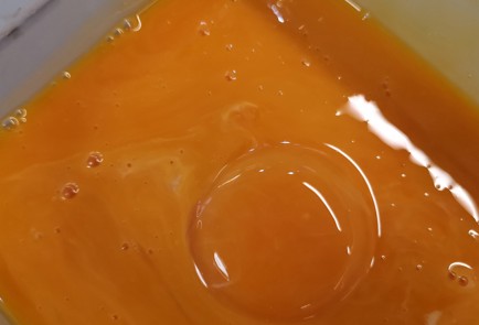 Фото шага рецепта Сытная яичница с овощами и базиликом 152745 шаг 6  