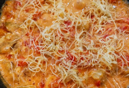 Фото шага рецепта Сытная яичница с овощами и базиликом 152745 шаг 9  