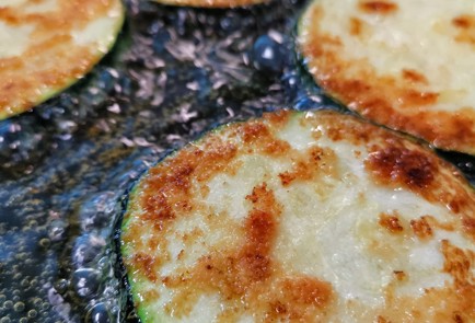 Фото шага рецепта Сытная закуска из кабачков с сырночесночным соусом 151358 шаг 13  