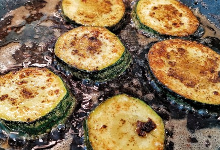 Фото шага рецепта Сытная закуска из кабачков с сырночесночным соусом 151358 шаг 14  