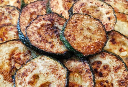 Фото шага рецепта Сытная закуска из кабачков с сырночесночным соусом 151358 шаг 16  