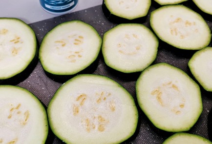 Фото шага рецепта Сытная закуска из кабачков с сырночесночным соусом 151358 шаг 9  