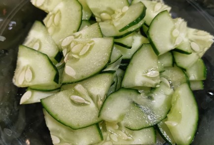 Фото шага рецепта Сытный деревенский салат со сметаной 152330 шаг 1