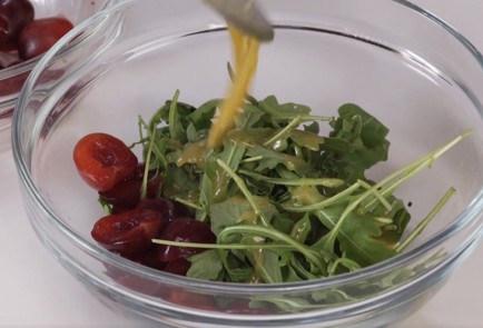 Фото шага рецепта Тальята с пиканьей руколой и маринованной черешней 137044 шаг 6  