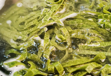 Фото шага рецепта Тальятелле со шпинатом и шампиньонами 151512 шаг 12  