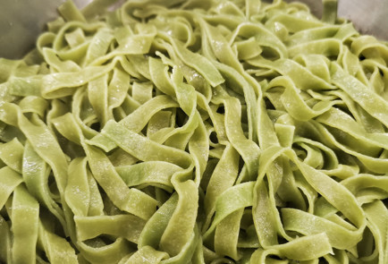 Фото шага рецепта Тальятелле со шпинатом и шампиньонами 151512 шаг 18  