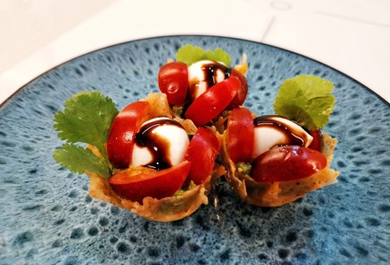 Фото шага рецепта Тарталетки капрезе 188223 шаг 10  