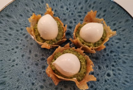 Фото шага рецепта Тарталетки капрезе 188223 шаг 6  