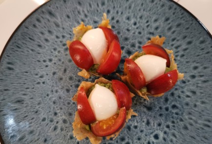 Фото шага рецепта Тарталетки капрезе 188223 шаг 8  