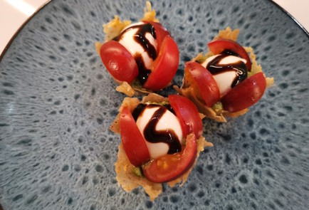 Фото шага рецепта Тарталетки капрезе 188223 шаг 9  