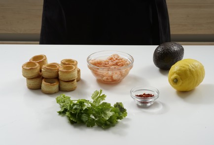 Фото шага рецепта Тарталетки с гуакамоле и креветками 152948 шаг 1  