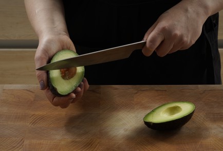 Фото шага рецепта Тарталетки с гуакамоле и креветками 152948 шаг 2  