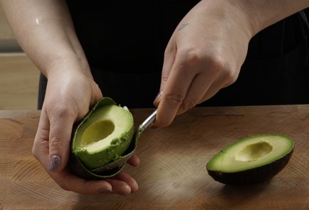 Фото шага рецепта Тарталетки с гуакамоле и креветками 152948 шаг 3  