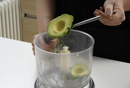 Фото шага рецепта Тарталетки с гуакамоле и креветками 152948 шаг 4  