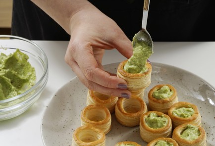 Фото шага рецепта Тарталетки с гуакамоле и креветками 152948 шаг 7  