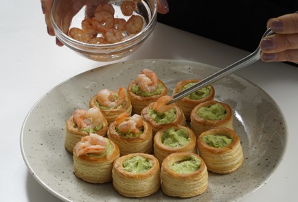 Фото шага рецепта Тарталетки с гуакамоле и креветками 152948 шаг 8  