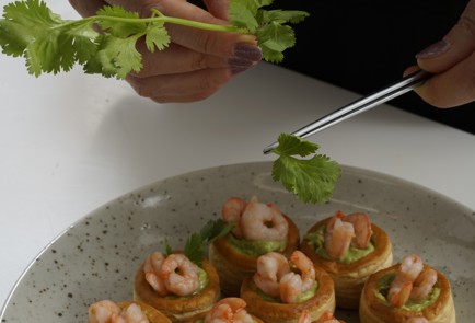 Фото шага рецепта Тарталетки с гуакамоле и креветками 152948 шаг 9  