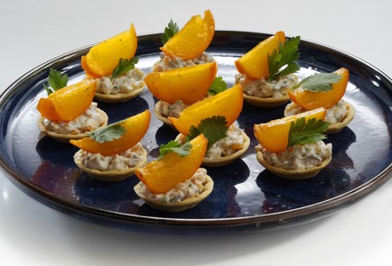 Фото шага рецепта Тарталетки с хурмой и копченой курицей 152976 шаг 10  