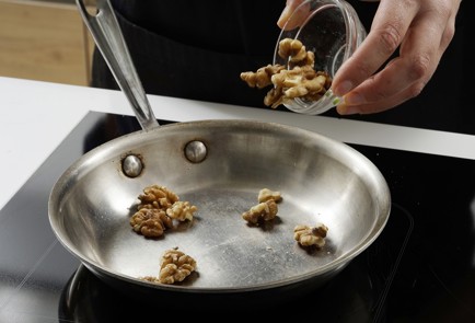 Фото шага рецепта Тарталетки с хурмой и копченой курицей 152976 шаг 2  