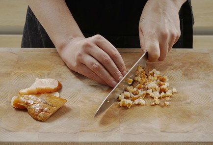 Фото шага рецепта Тарталетки с хурмой и копченой курицей 152976 шаг 3  