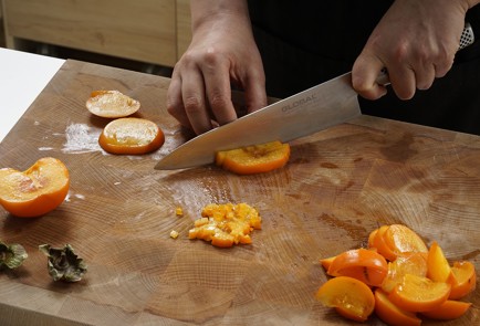 Фото шага рецепта Тарталетки с хурмой и копченой курицей 152976 шаг 4  