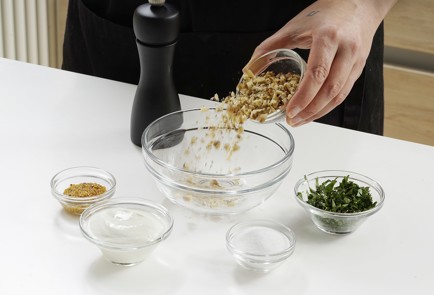 Фото шага рецепта Тарталетки с хурмой и копченой курицей 152976 шаг 6  